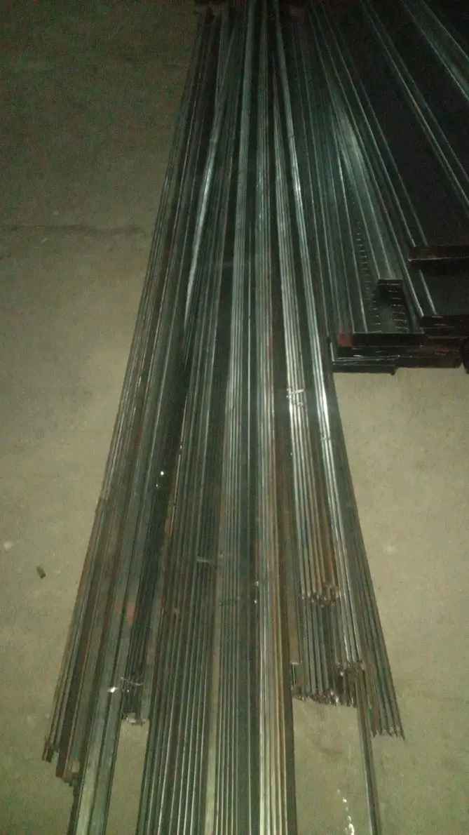 Folding Gate Warna Emas